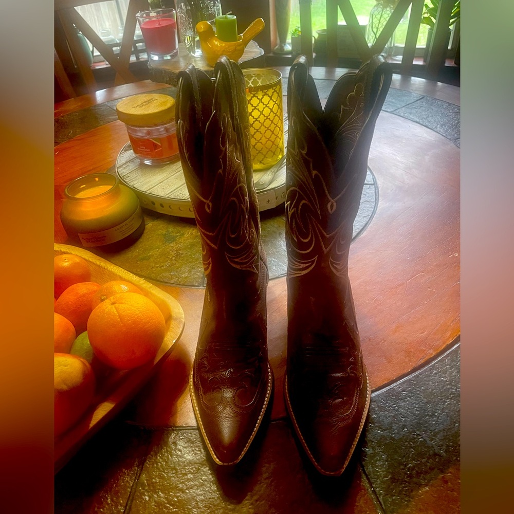 Brown Size 7 Ariat Cowgirl Boot Great Condition! Giddy-Up!